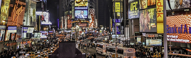 Times Square in New York City bei Nacht