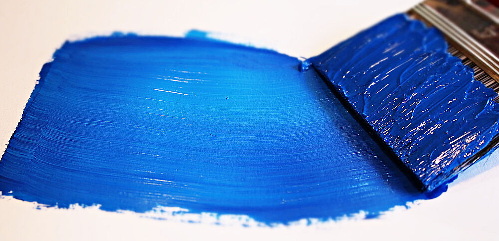 Pinsel malt blaue Farbe